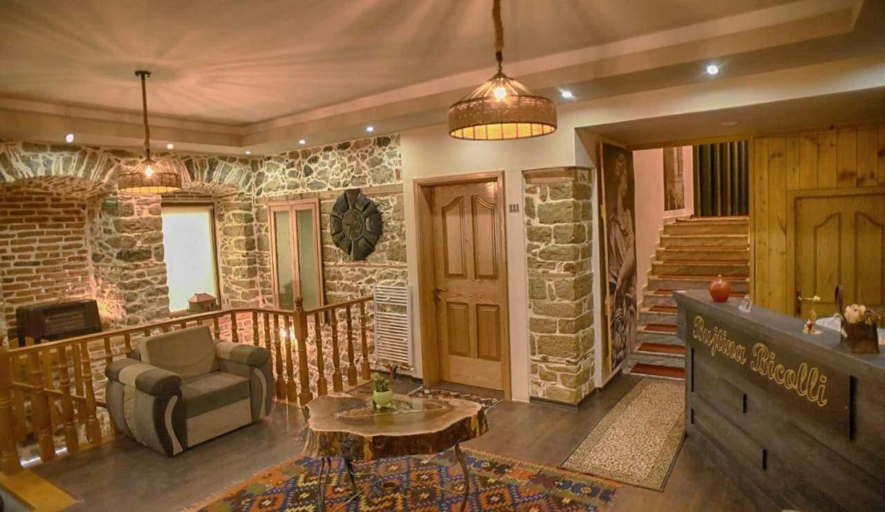 Hotel Bujtina Bicolli คอร์เชอ ภายนอก รูปภาพ